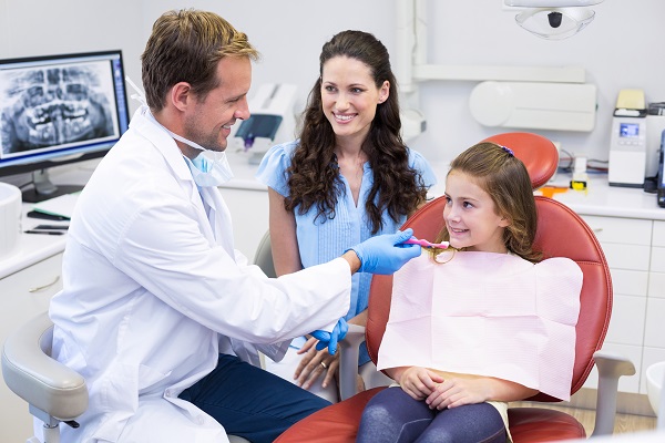 Who To Visit For Oral Health Care? Family Dentist Vs  General Dentist